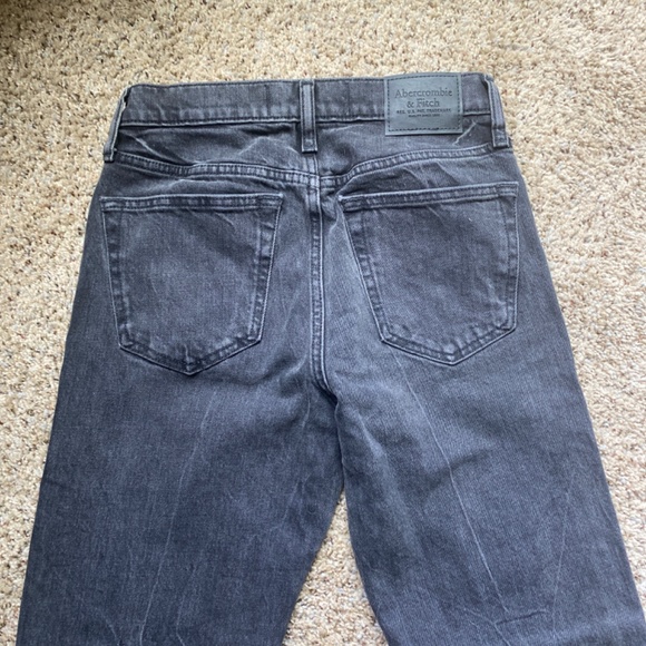 Abercrombie & Fitch Vintage Stretch 90s Slim Jean in Washed Black - Picture 2 of 3